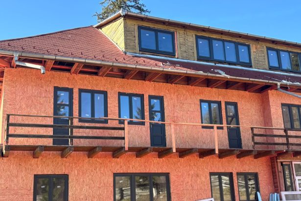 Proiectul de la Vila 6 din Baile Homorod avanseaza A fost finalizata inlocuirea feronerie