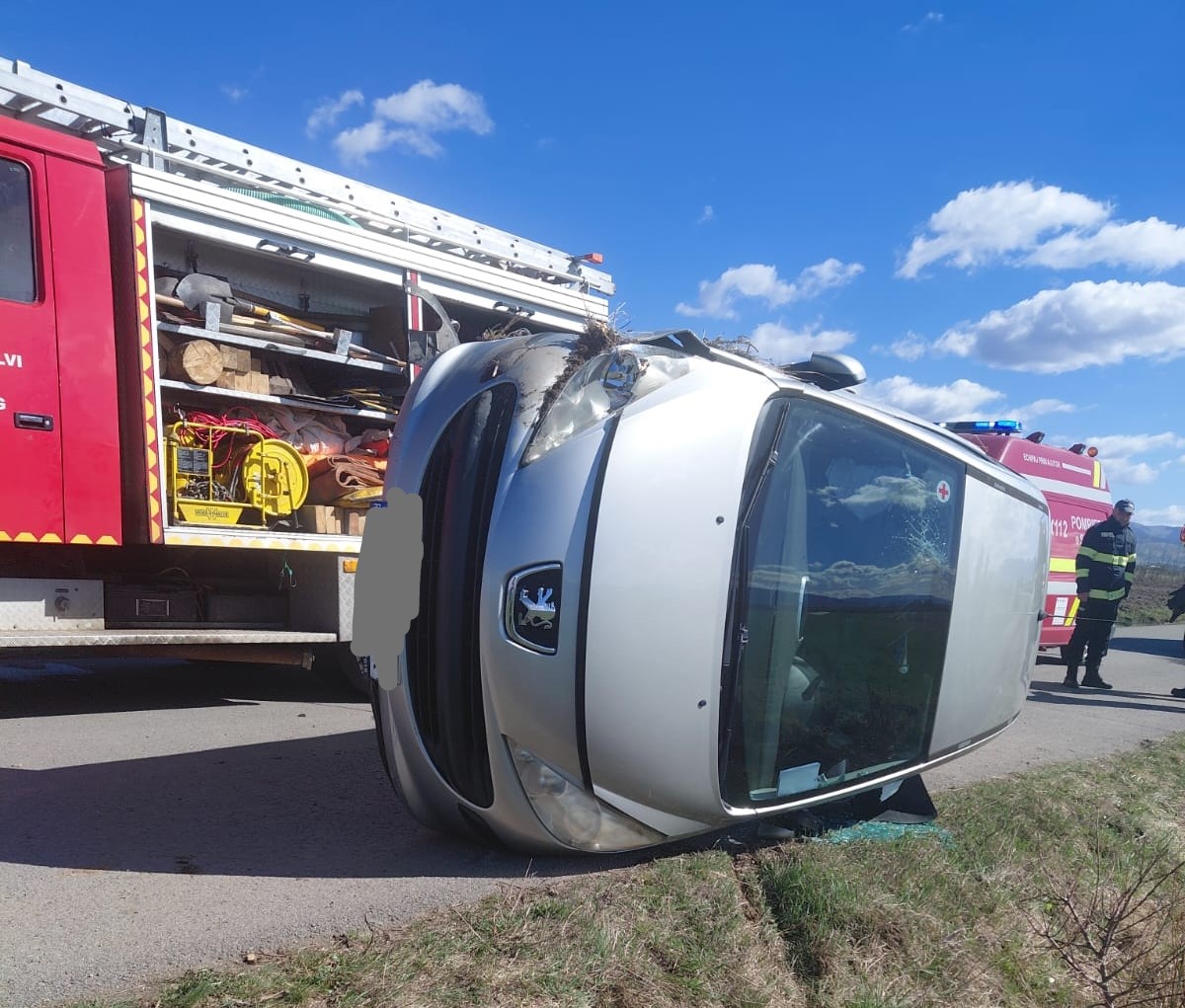 Accident la Joseni sofer incarcerat salvat din masina rasturnata de echipele de interventie