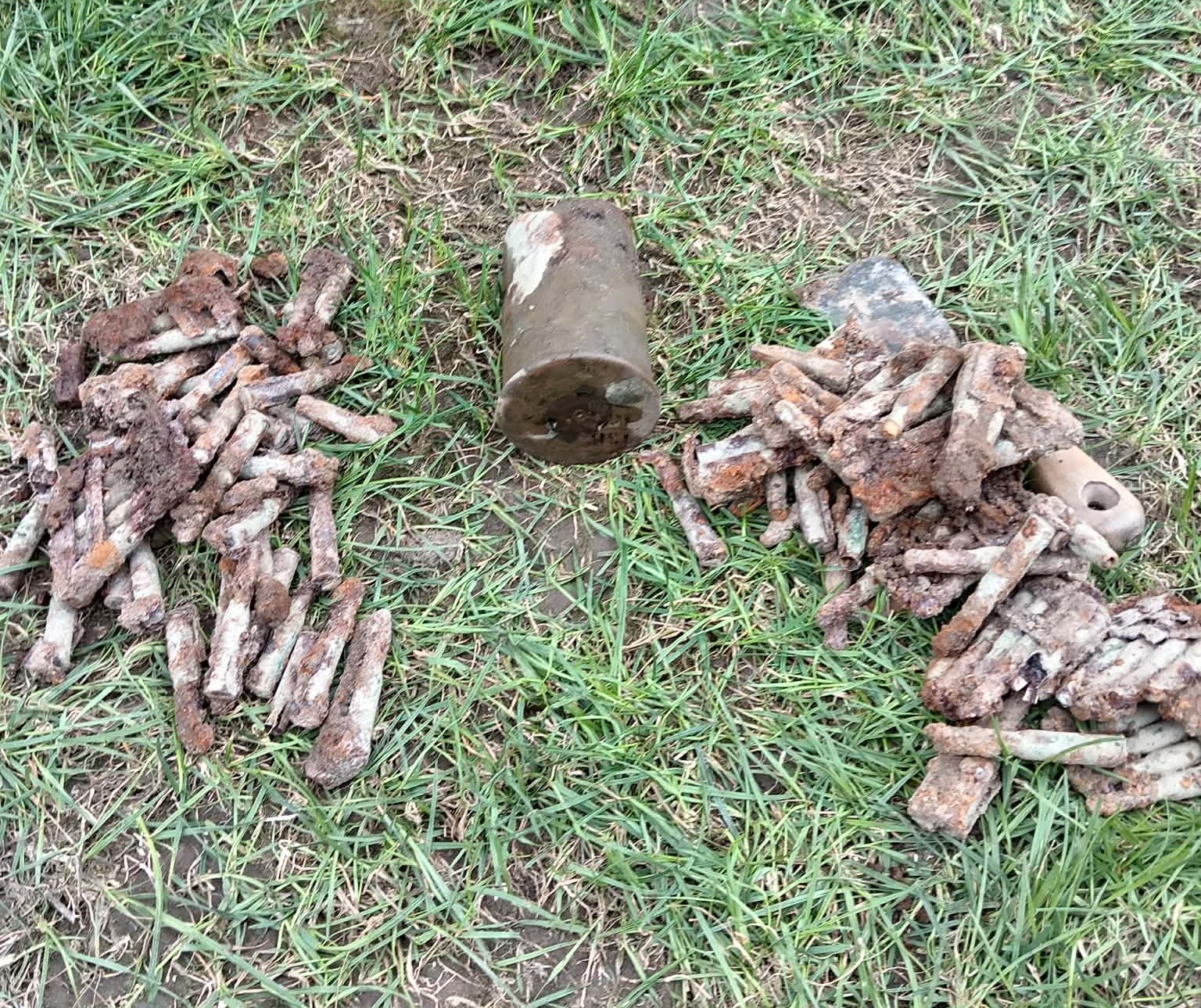 Elemente de muniție găsite într-o curte din Sâncrăieni, în urma lucrărilor agricole de primăvară 1 Elemente de munitie gasite dintr o curte din Sancrain in urma lucrarilor agricole de primavara