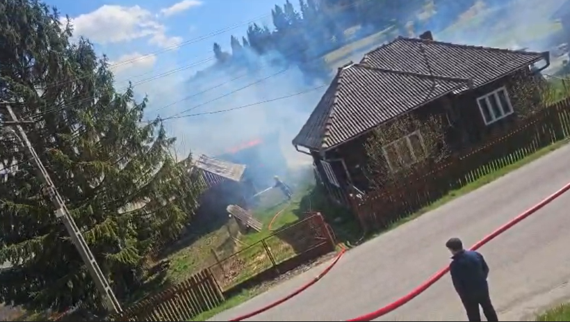 Incendiu în Subcetate: case, anexe și vegetație uscată afectate de flăcări 1 incendiu in subcetate case anexe si vegetaie uscat afectate de flcri