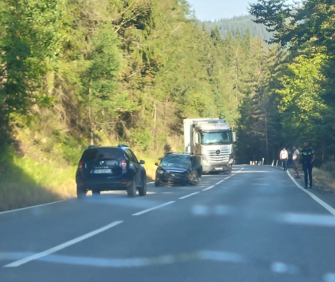 Doua femei ranite intr un accident pe DN 15 in Borsec Coliziune intre un autoturism si un vehicul de mare tonaj