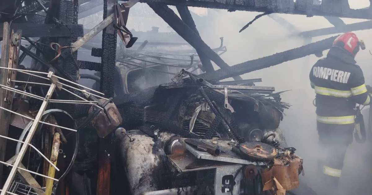 Incendiu la o magazie din Gheorgheni: lemne, mașină retro și electrocasnice au ars